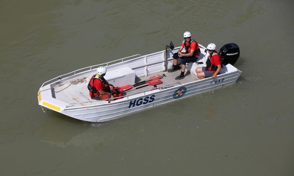 Potraga za vozilom koje je sletjelo u kanal kod Varaždina