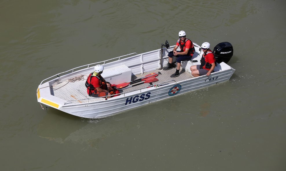 Potraga za vozilom koje je sletjelo u kanal kod Varaždina