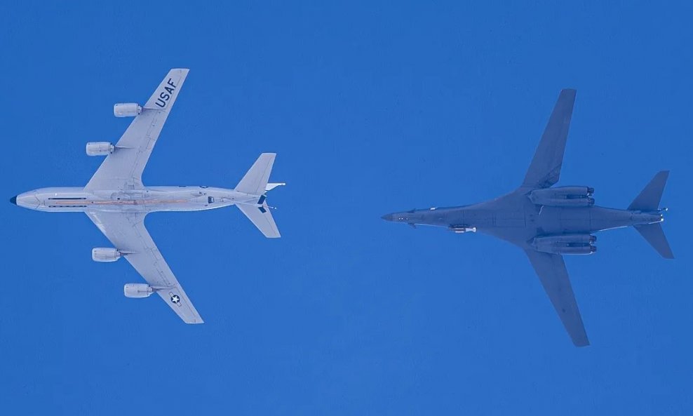 Bomba GBU-72 na bombarderu B-1B