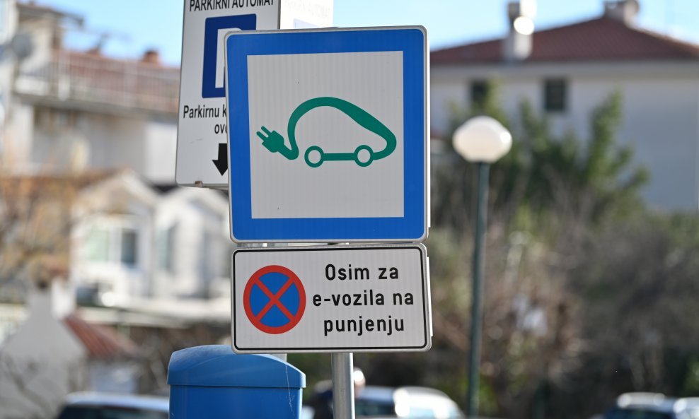 Električna punionica - ilustracija
