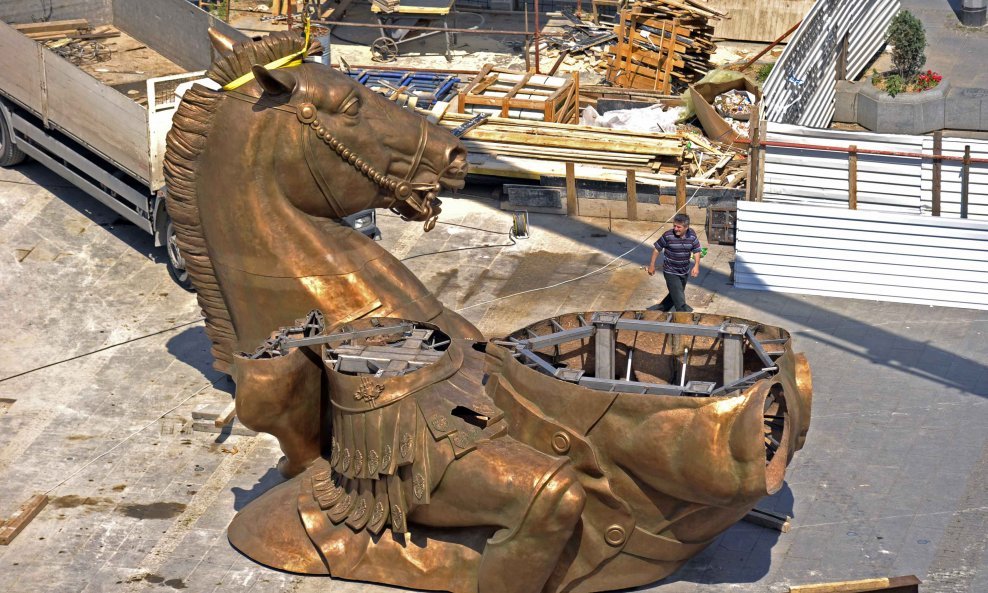 Postavljanje kipa Aleksandra Velikog u Skopju4