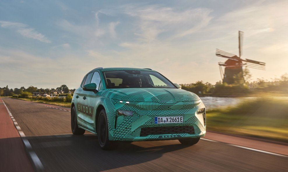 Škoda Elroq u kamuflažnim bojama na ulicama Amsterdama