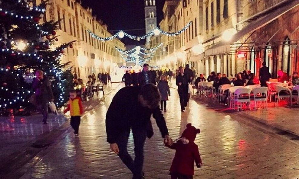 Vlaho Arbulić Badnjak slavi uz kćerkicu Luce