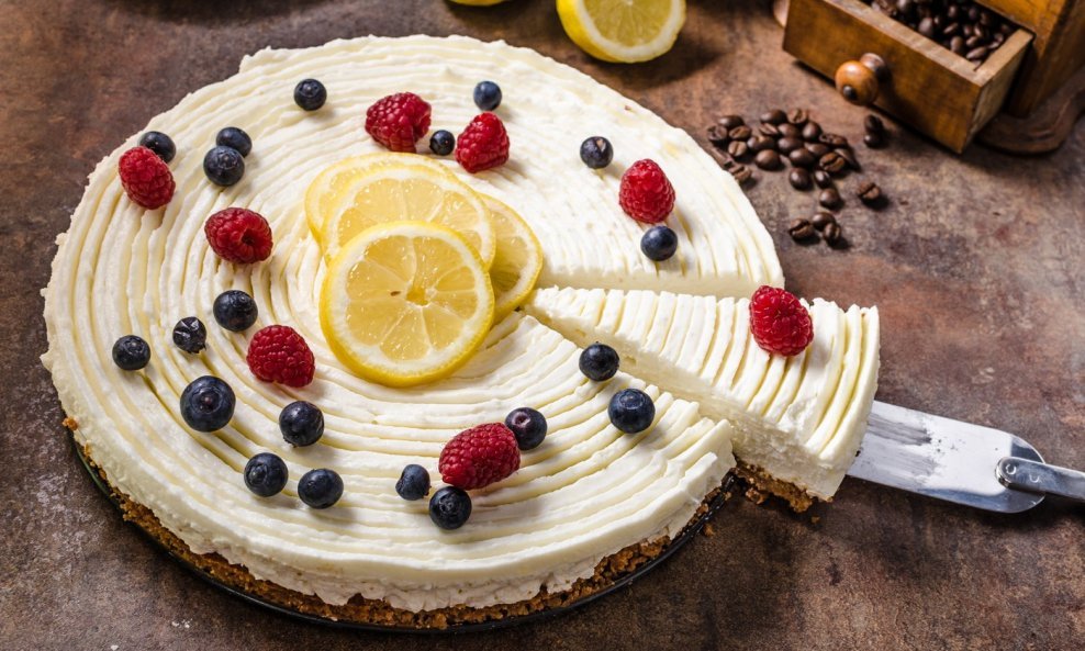Torta od limuna i borovnica