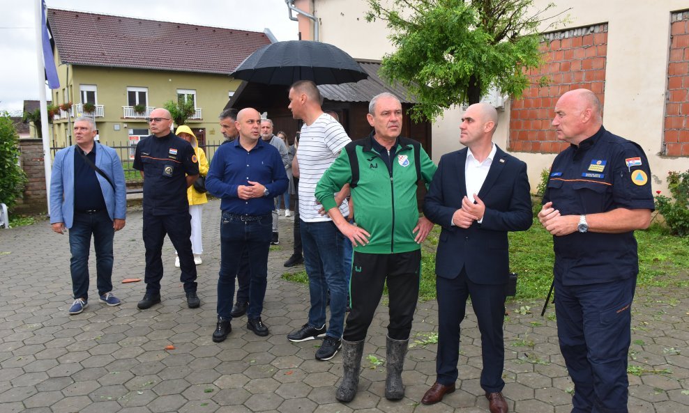Ministar Dabro razgledava štetu