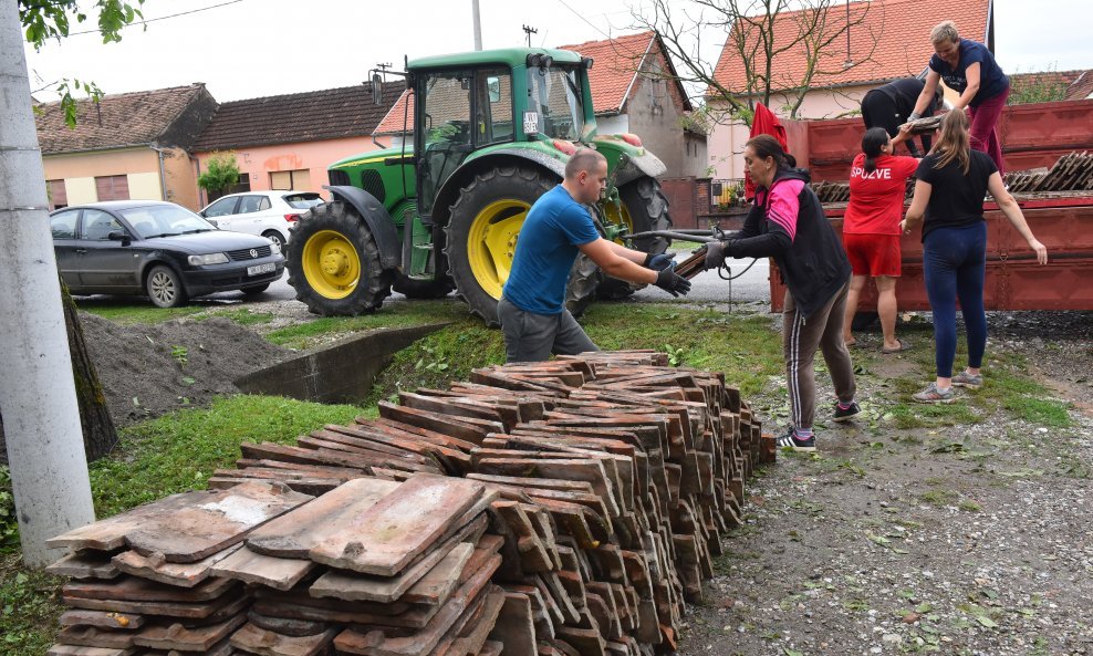 Saniraju se posljedice razornog nevremena u Bošnjacima