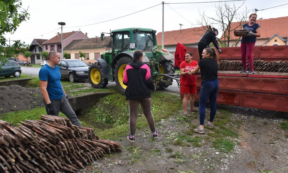 Saniraju se posljedice razornog nevremena u Bošnjacima