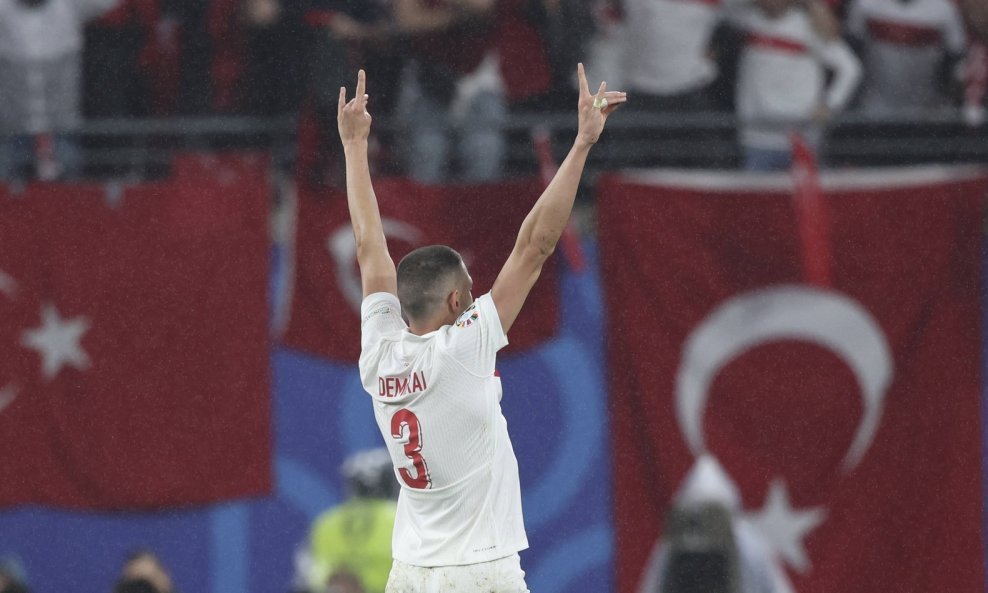 Merih Demiral rukama pravi znak Sivih orlova