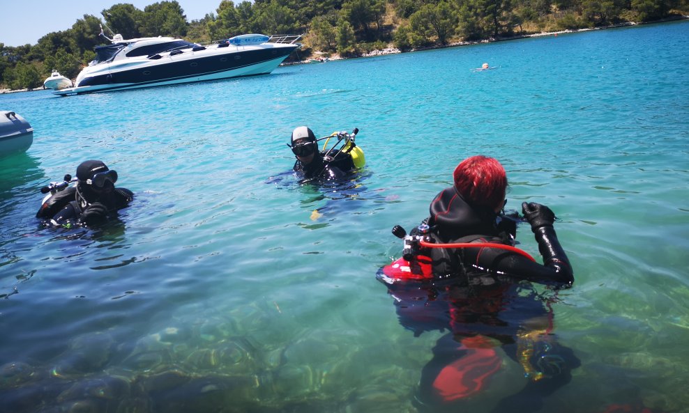 Čišćenje podmorja Hvara