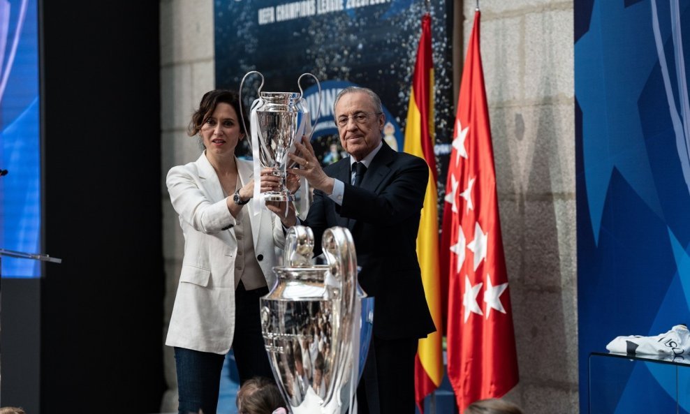 Političarka Isabel Diaz Ayuso i predsjednik Reala Florentino Perez