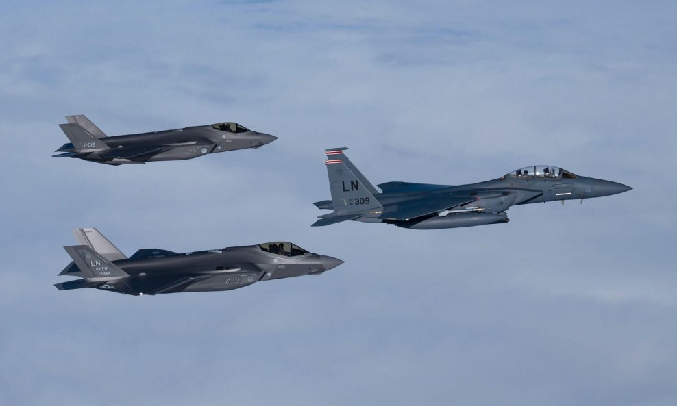 Ilustracija/Američki F-15 i dva F-35 iza njega
