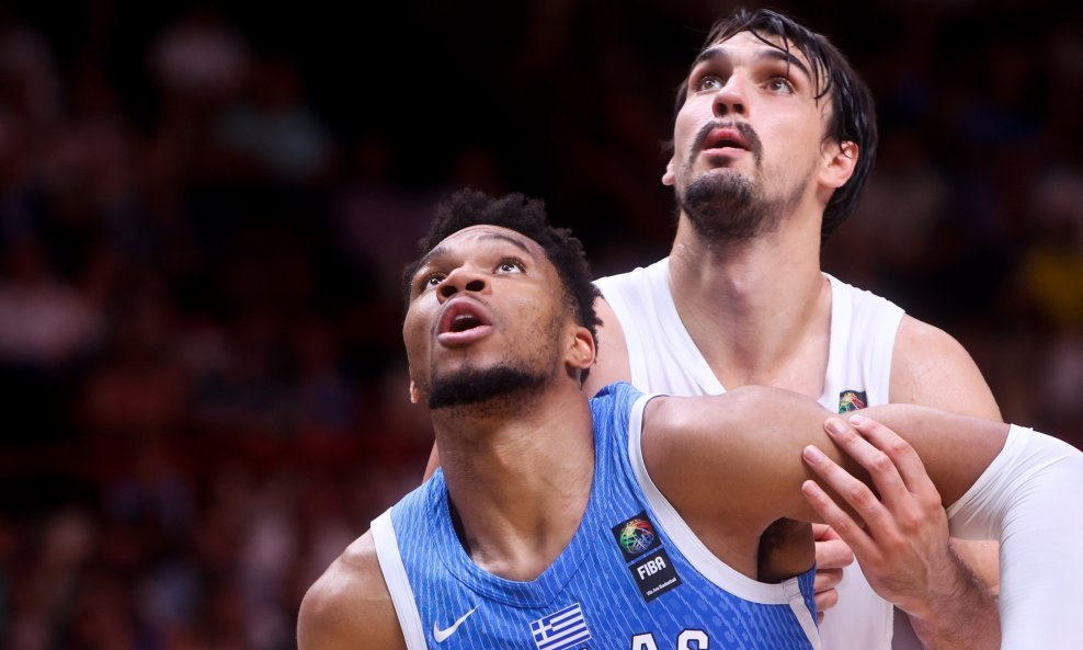 Giannis Antetokounmpo (L) vs Dario Šarić