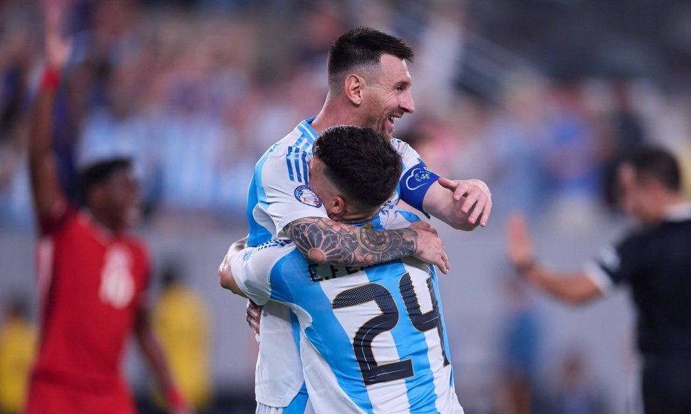 Lionel Messi u zagrljaju s Enzom Fernandezom