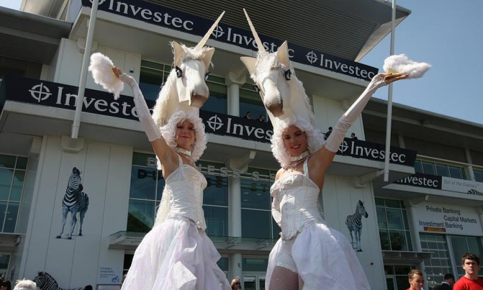 Dame s... šeširima u obliku konjske glave