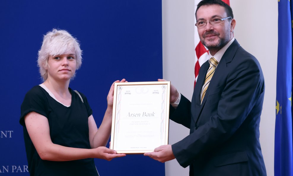 Uručenje povelje Arsenu Bauku