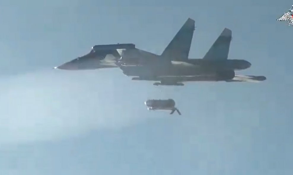 Su-34 lansira kliznu bombu FAB-3000