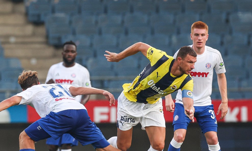Edin Džeko okružen igračima Hajduka u pripremnoj utakmici Hajduk - Fenerbanče 1:0 (10.7.2024.)