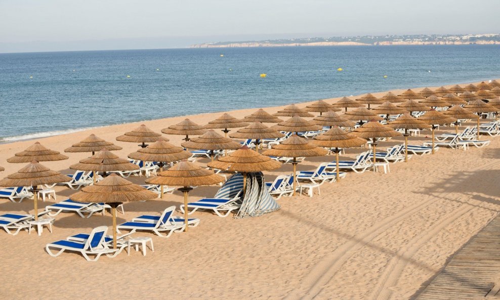 Ilustracija; ležaljke na plaži