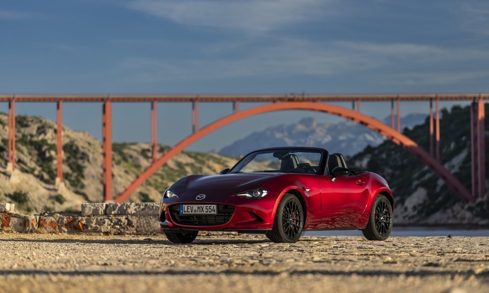 Mazda MX-5 35th Anniversary (Soul Red Crystal crvena)