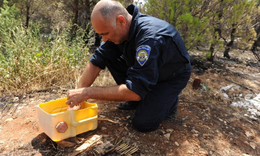 POLICIJA BOMBA