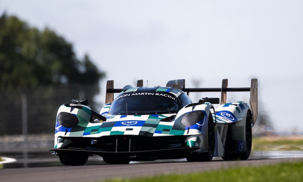 Aston Martin Valkyrie AMR-LMH hiperautomobil na stazi