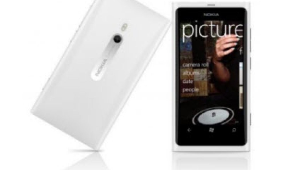 700-nokia-lumia-800-white-back-and-front