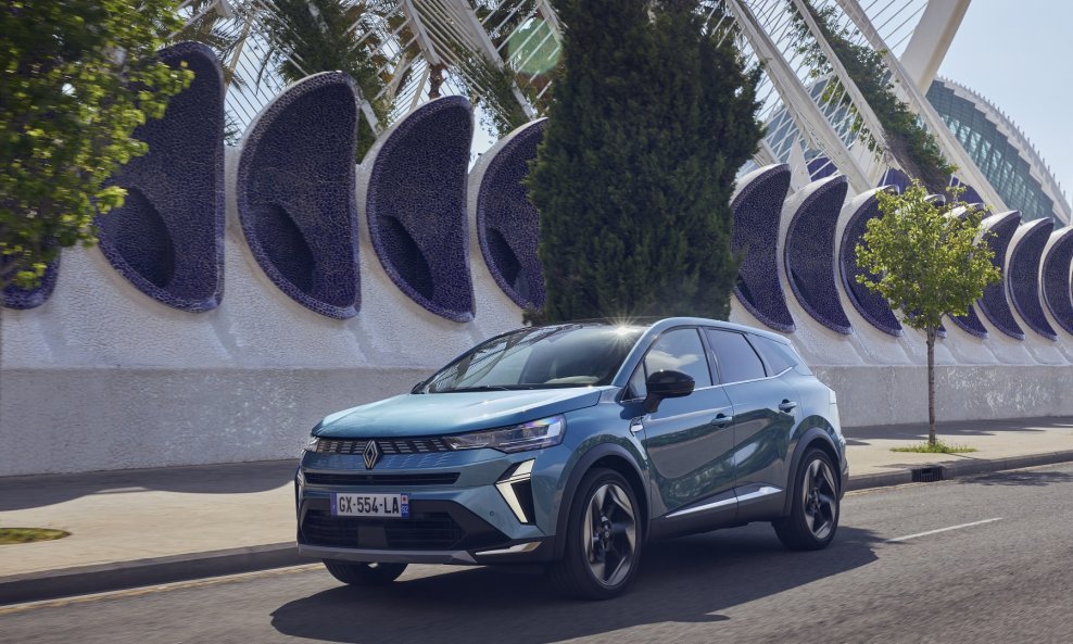 Renault Symbioz Iconic (plava Mercure) na dinamičkoj premijeri