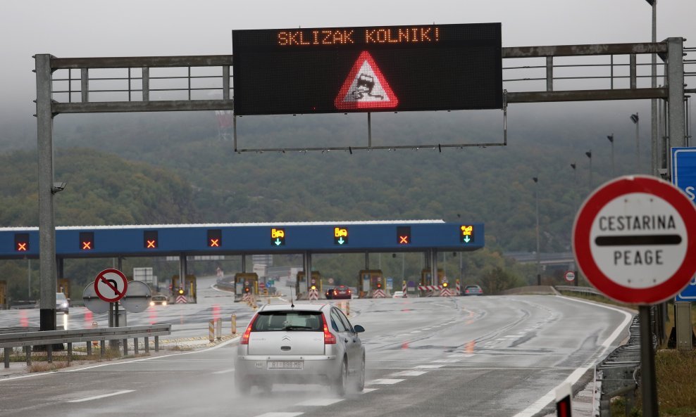 Kolnici su mjestimice mokri ili vlažni i skliski u Istri, Hrvatskom primorju, Gorskom kotaru, središnjoj i sjeverozapadnoj Hrvatskoj