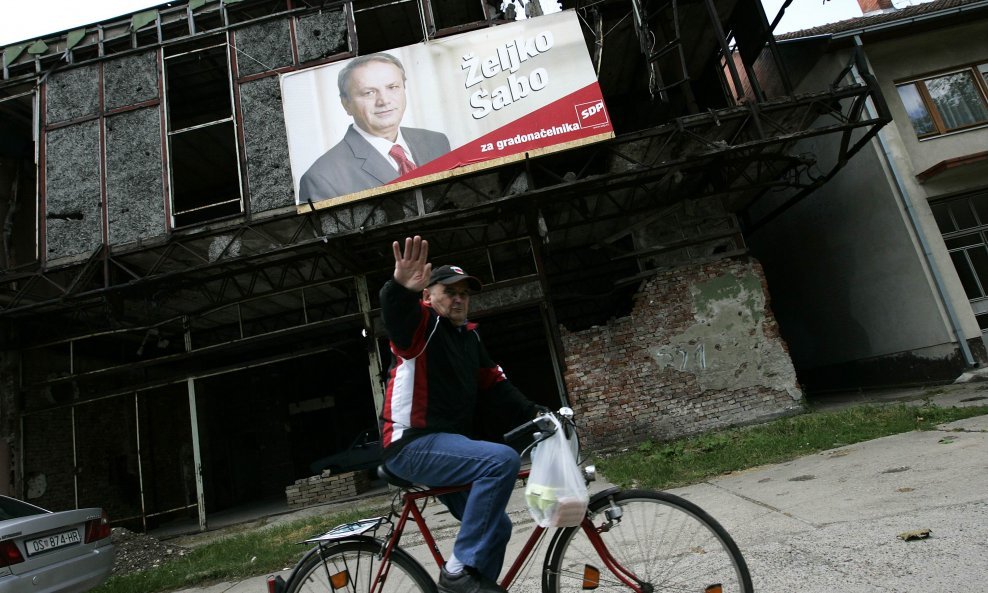 Predizborni plakat Željka Sabe SDP-ovog kandidata za gradonačelnika Vukovara na lokalnim izborima, smješten na zgradi koja je uništena u Domovinskom ratu 1991., a još uvijek nije obnovljena.