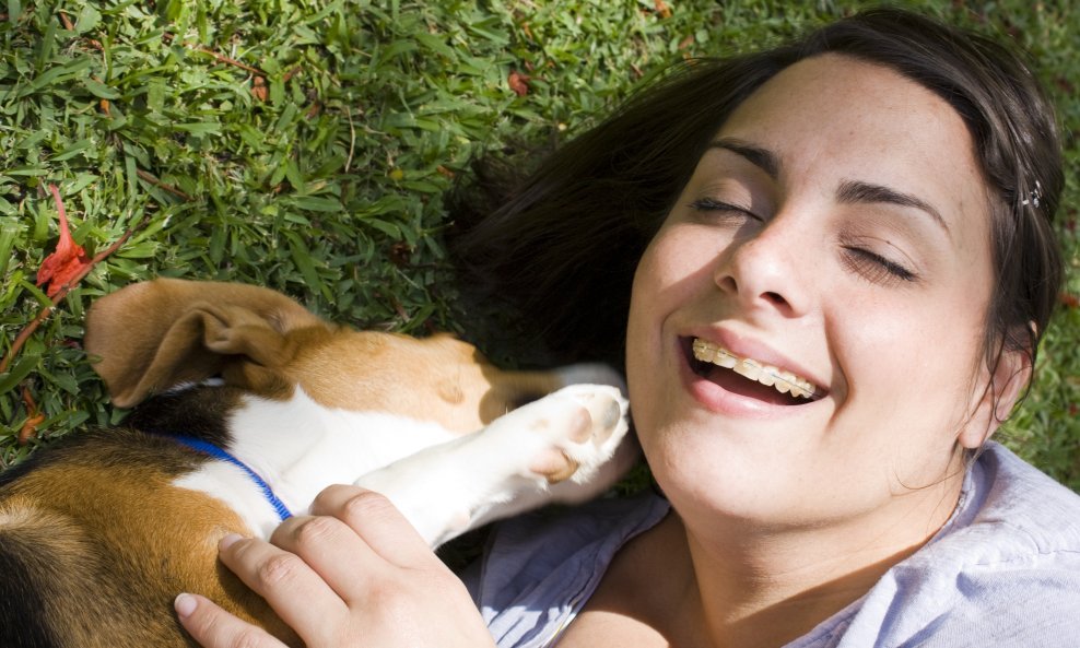 pas tinejdžerica ljubav ljubimac osmijeh sreća radost