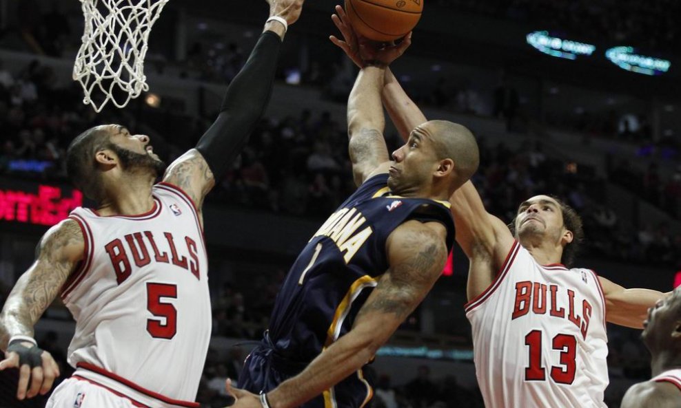 Dahntay Jones (Indiana Pacers), Carlos Boozer (L) i Joakim Noah (Chigao Bulls)