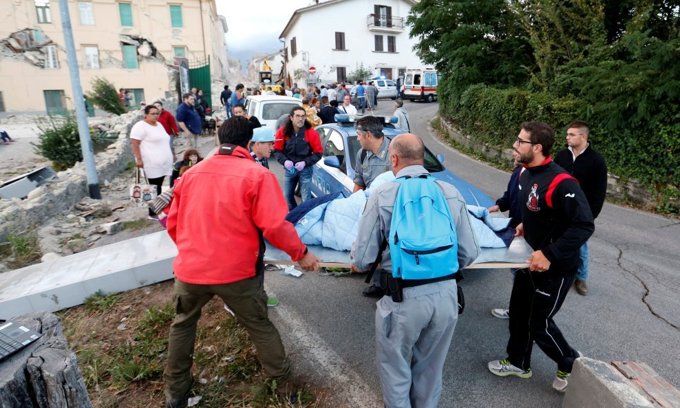 Iznošenje žrtava potresa ispod ruševina