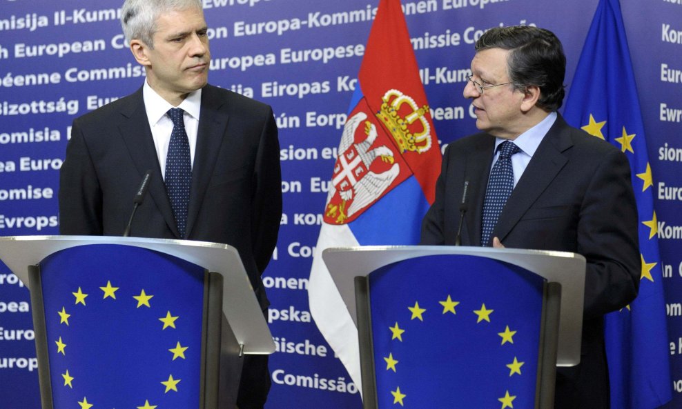 2012-02-28T154515Z_1699270510_GM1E82S1U1201_RTRMADP_3_EU-SERBIA-ROMANIA