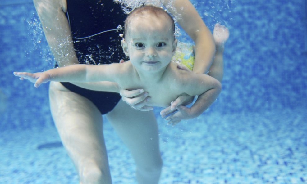 beba plivanje bazen