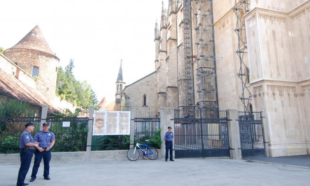 policajci ispred zagrebačke katedrale