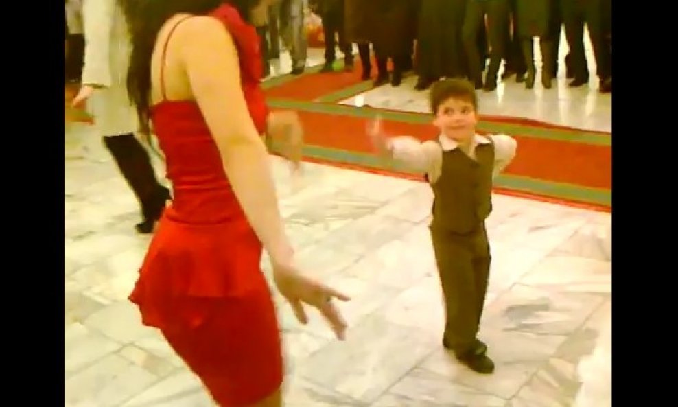dječak pleše