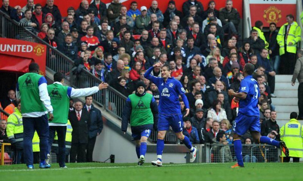 Nikica Jelavić slavi na Old Trafford