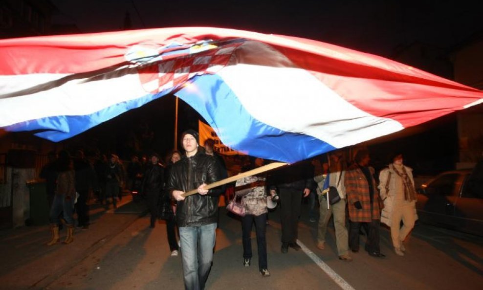 prosvjed hrvatska zastava