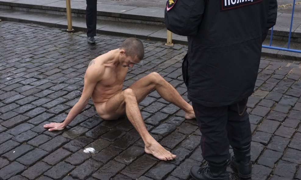 Ruski umjetnik Piotr Pavlenski u sklopu performansa genitalije je čavlom prikovao uz tlo moskovskog Crvenog trga.