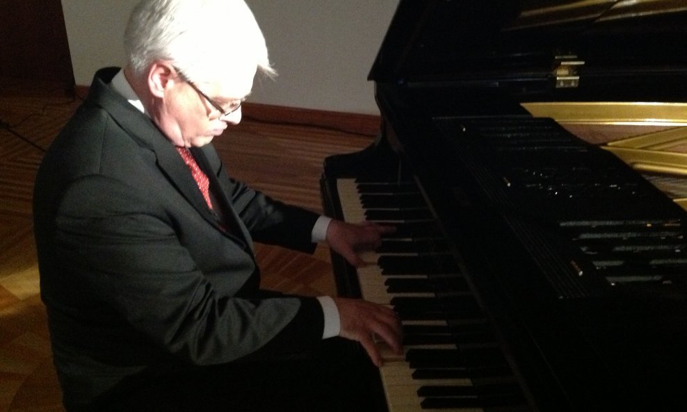 Predsjednik Ivo Josipović povodom ulaska Hrvatske u Europsku uniju u emisiji Nove TV odsvirao je 'Odu radosti' na klaviru.