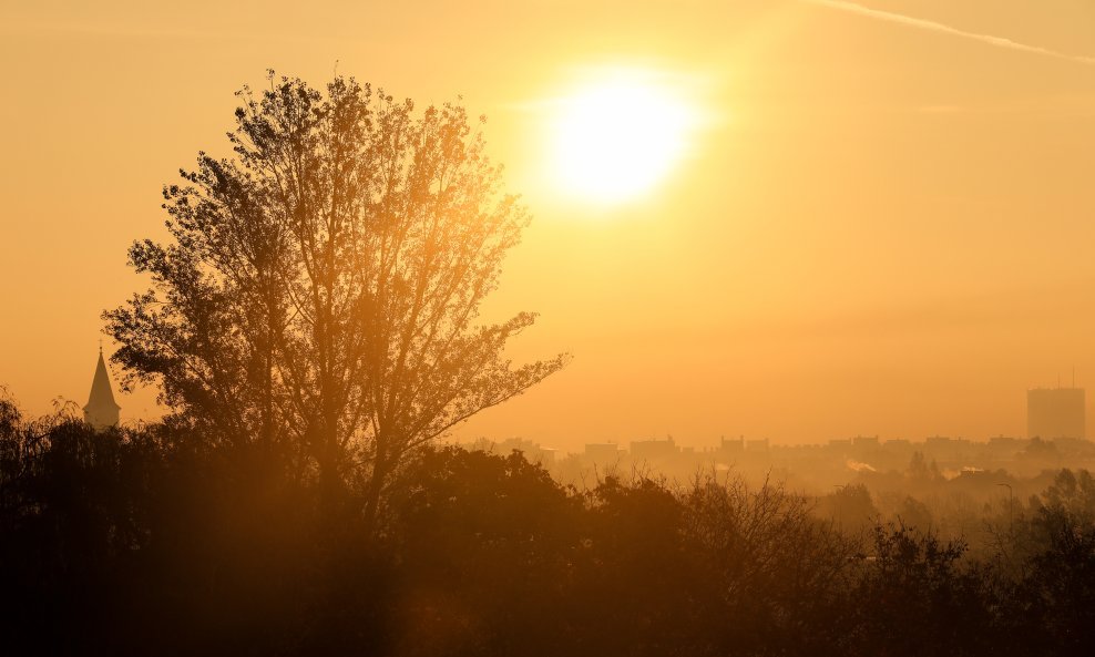Sunce se probija kroz jutarnju maglu.