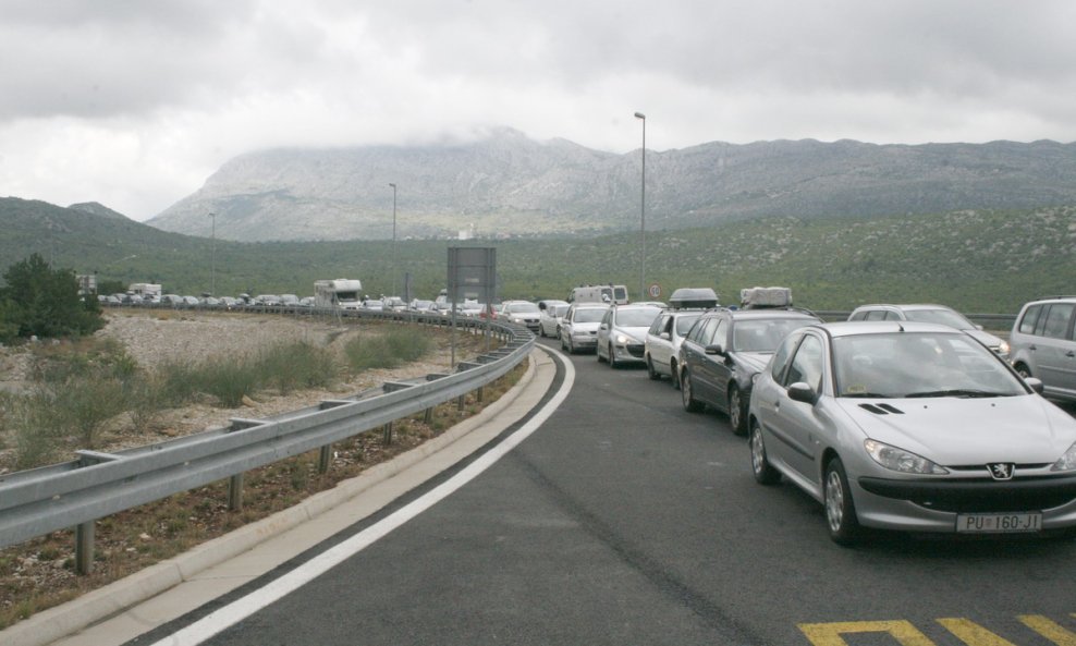 Nakon izlaza s autoceste stvorile su se velike gužve jer Vrgorac nije u stanju progutati toliku količinu automobila