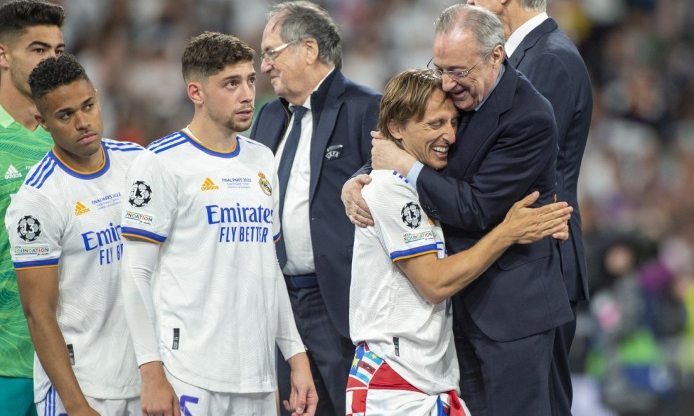 Modrić u zagrljaju s Florentinom Perezom