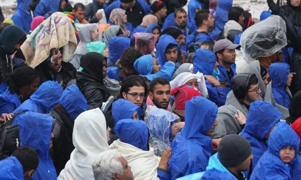 Na GP Bapska na ulaz u Hrvatsku čekalo nekoliko stotina izbjeglica (10)