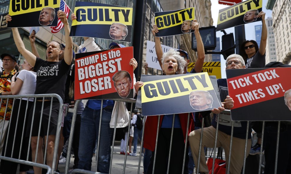 Prosvjed pred Trump Towerom uoči presude u predmetu protiv Stormy Daniels