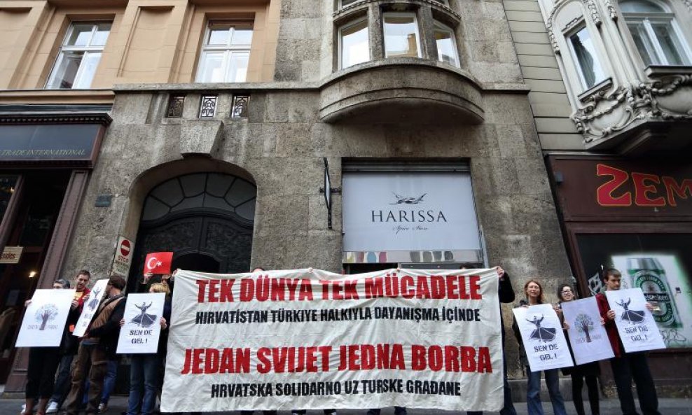 Prosvjed ispred zgrade Veleposlanstva Republike Turske