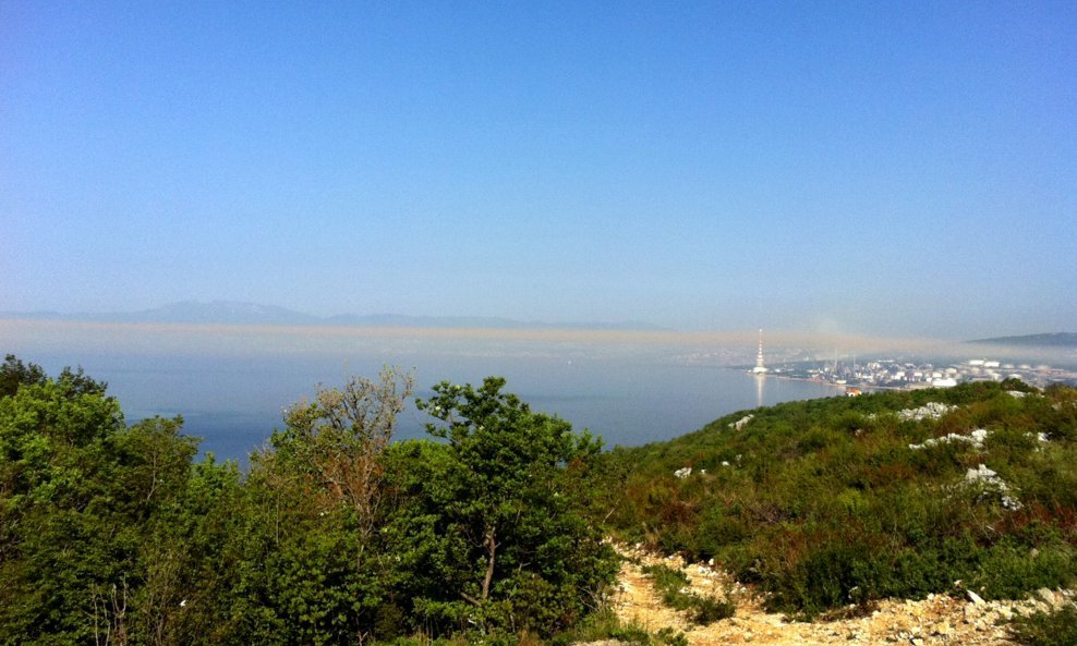Žuti dim iznad Kvarnerskog zaljeva