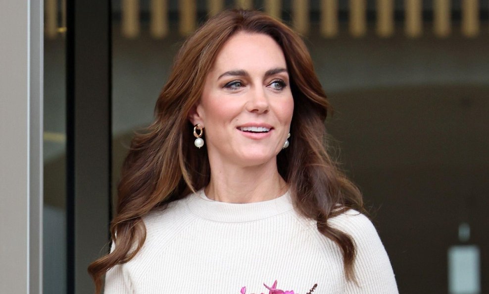 Kate Middleton s torbicom brenda Tusting u nijansi taupe