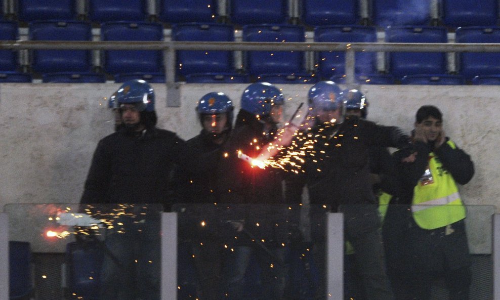 Navijači na utakmici Roma - Lazio policiju su gađali bakljama