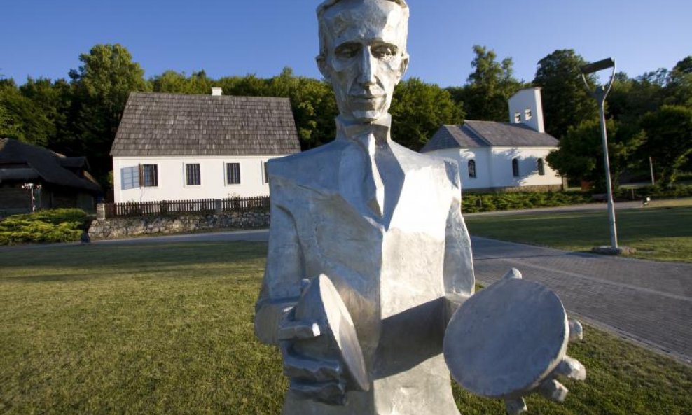 Nikola Tesla spomenik u Smiljanu